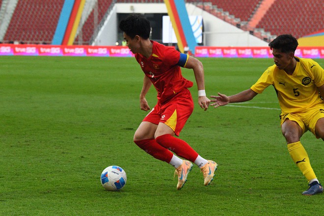 Cách hot boy đội phó U22 Việt Nam - Đình Bắc làm khổ Malaysia, xuất sắc thế nào mà HLV Kim Sang-sik khen hết lời- Ảnh 16.