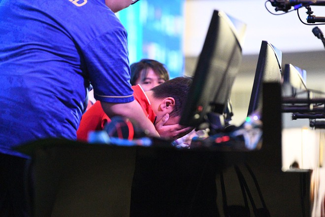 Tuyển thủ Việt Nam gục đầu bật khóc vì vụt mất HCV Audition, "trốn" ra ngoài khóc, 1 tiếng sau lại vô địch mới đỉnh!- Ảnh 3. Tuyển thủ Việt Nam gục đầu bật khóc vì vụt mất HCV Audition, "trốn" ra ngoài khóc, 1 tiếng sau lại vô địch mới đỉnh!- Ảnh 3.