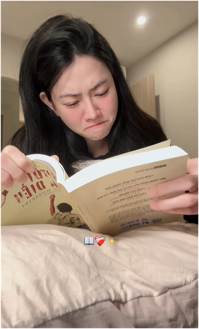 Lê Bống khóc tức tưởi khi đọc sách, 1 điểm “bất thường” lộ ra?- Ảnh 2. Lê Bống khóc tức tưởi khi đọc sách, 1 điểm “bất thường” lộ ra?- Ảnh 2.