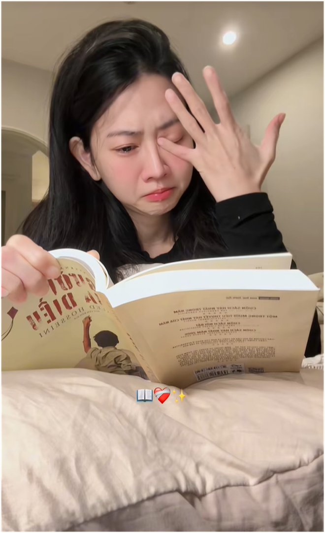 Lê Bống khóc tức tưởi khi đọc sách, 1 điểm “bất thường” lộ ra?- Ảnh 1. Lê Bống khóc tức tưởi khi đọc sách, 1 điểm “bất thường” lộ ra?- Ảnh 1.