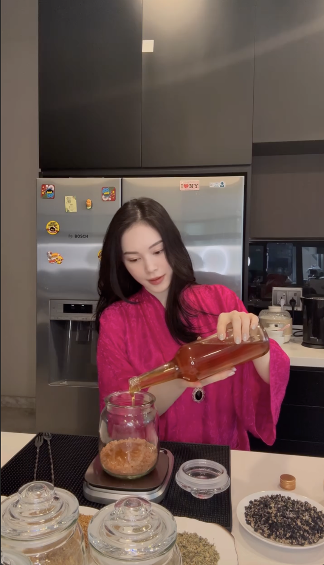 Được bố chồng tỷ phú gửi đồ quý, Linh Rin xắn tay áo chế biến bí kíp đẹp da- Ảnh 3. Được bố chồng tỷ phú gửi đồ quý, Linh Rin xắn tay áo chế biến bí kíp đẹp da- Ảnh 3.