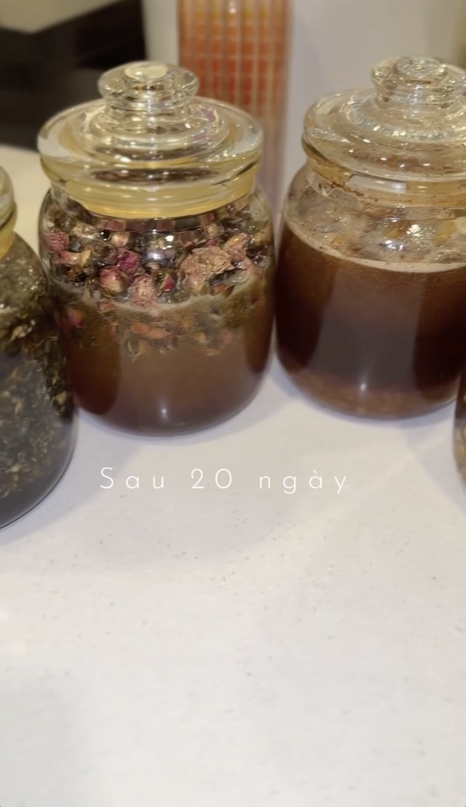 Được bố chồng tỷ phú gửi đồ quý, Linh Rin xắn tay áo chế biến bí kíp đẹp da- Ảnh 5. Được bố chồng tỷ phú gửi đồ quý, Linh Rin xắn tay áo chế biến bí kíp đẹp da- Ảnh 5.