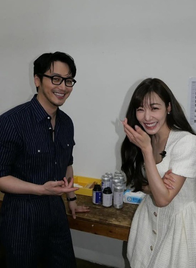 Lộ cặp nhẫn đính ước khó tin của Tiffany (SNSD) và hôn phu tài tử- Ảnh 2. Lộ cặp nhẫn đính ước khó tin của Tiffany (SNSD) và hôn phu tài tử- Ảnh 2.