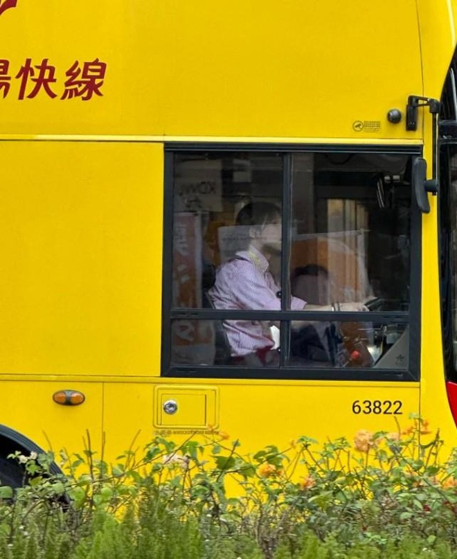 Sốc xỉu "bạn trai quốc dân" giờ tụt dốc nhan sắc thảm hại, lái xe buýt kiếm ăn từng bữa- Ảnh 3. Sốc xỉu "bạn trai quốc dân" giờ tụt dốc nhan sắc thảm hại, lái xe buýt kiếm ăn từng bữa- Ảnh 3.