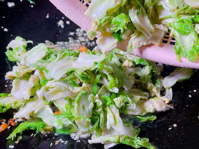 Loại rau "vua giải nhiệt" mùa đông: Mua về phơi khô, Tết lôi ra xào tóp mỡ thì thịt cá cũng "ra rìa"- Ảnh 9. Loại rau "vua giải nhiệt" mùa đông: Mua về phơi khô, Tết lôi ra xào tóp mỡ thì thịt cá cũng "ra rìa"- Ảnh 9.