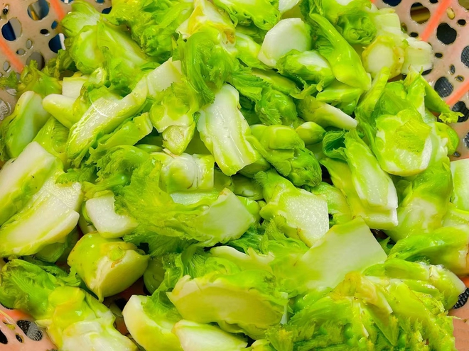 Loại rau "vua giải nhiệt" mùa đông: Mua về phơi khô, Tết lôi ra xào tóp mỡ thì thịt cá cũng "ra rìa"- Ảnh 2. Loại rau "vua giải nhiệt" mùa đông: Mua về phơi khô, Tết lôi ra xào tóp mỡ thì thịt cá cũng "ra rìa"- Ảnh 2.