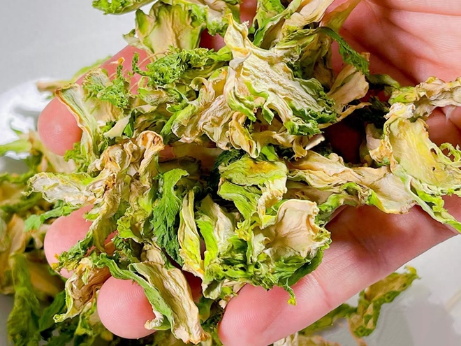 Loại rau "vua giải nhiệt" mùa đông: Mua về phơi khô, Tết lôi ra xào tóp mỡ thì thịt cá cũng "ra rìa"- Ảnh 5. Loại rau "vua giải nhiệt" mùa đông: Mua về phơi khô, Tết lôi ra xào tóp mỡ thì thịt cá cũng "ra rìa"- Ảnh 5.