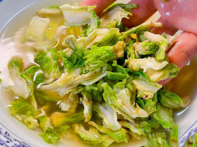 Loại rau "vua giải nhiệt" mùa đông: Mua về phơi khô, Tết lôi ra xào tóp mỡ thì thịt cá cũng "ra rìa"- Ảnh 7. Loại rau "vua giải nhiệt" mùa đông: Mua về phơi khô, Tết lôi ra xào tóp mỡ thì thịt cá cũng "ra rìa"- Ảnh 7.