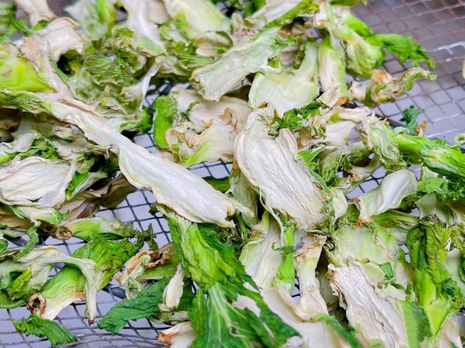 Loại rau "vua giải nhiệt" mùa đông: Mua về phơi khô, Tết lôi ra xào tóp mỡ thì thịt cá cũng "ra rìa"- Ảnh 4. Loại rau "vua giải nhiệt" mùa đông: Mua về phơi khô, Tết lôi ra xào tóp mỡ thì thịt cá cũng "ra rìa"- Ảnh 4.