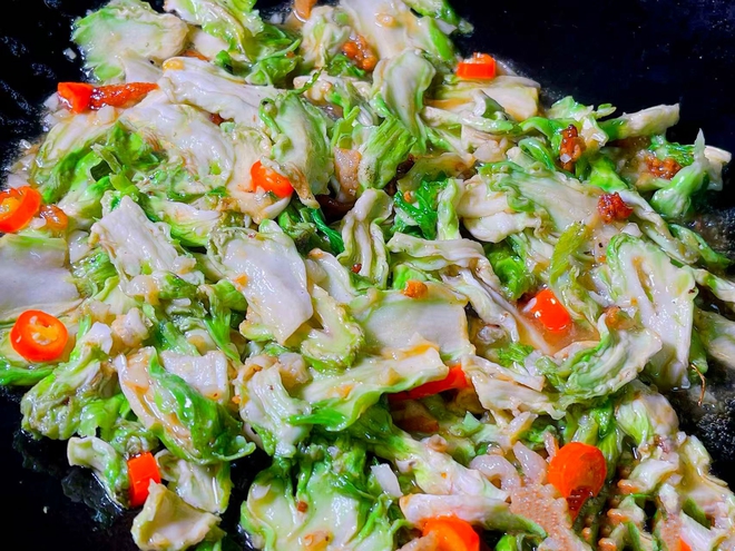 Loại rau "vua giải nhiệt" mùa đông: Mua về phơi khô, Tết lôi ra xào tóp mỡ thì thịt cá cũng "ra rìa"- Ảnh 10. Loại rau "vua giải nhiệt" mùa đông: Mua về phơi khô, Tết lôi ra xào tóp mỡ thì thịt cá cũng "ra rìa"- Ảnh 10.