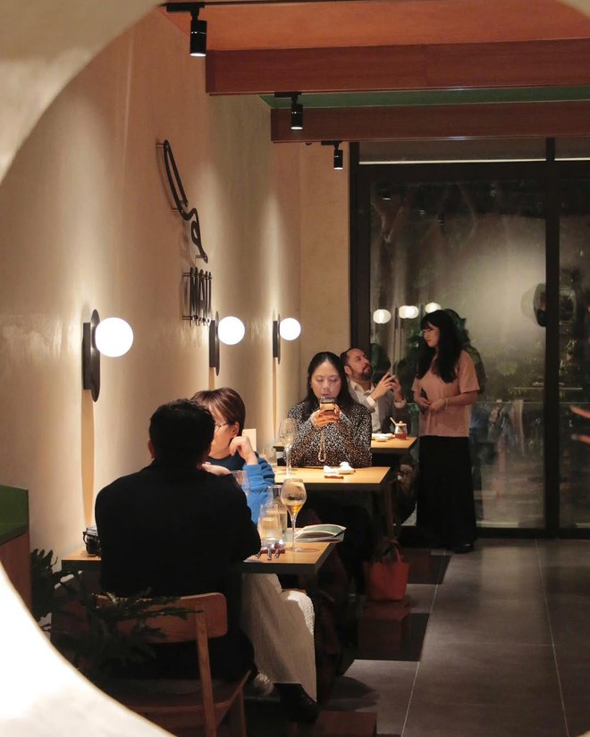 Nhà hàng fine dining do hai Gen Z tự thân gây dựng, tọa lạc tại mặt bằng vàng ở Hà Nội siêu đỉnh!- Ảnh 2. Nhà hàng fine dining do hai Gen Z tự thân gây dựng, tọa lạc tại mặt bằng vàng ở Hà Nội siêu đỉnh!- Ảnh 2.