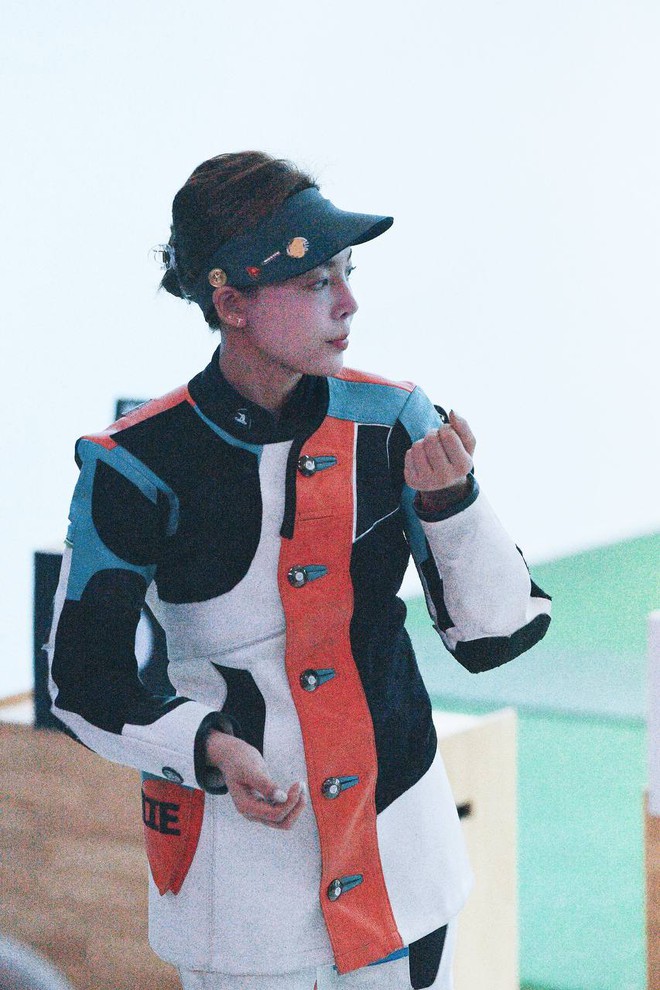 "Bóc giá" bộ đồ cực ngầu của nữ xạ thủ đẹp nhất SEA Games 33 Phí Thanh Thảo- Ảnh 4. "Bóc giá" bộ đồ cực ngầu của nữ xạ thủ đẹp nhất SEA Games 33 Phí Thanh Thảo- Ảnh 4.