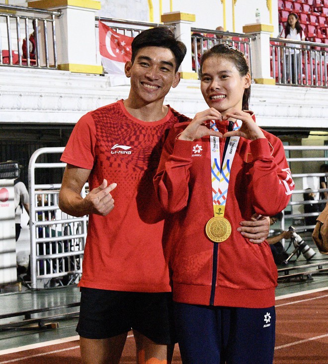 Đáng yêu nhất SEA Games: VĐV Việt Nam chạy tiếp sức như máy giành HCV, phá kỉ lục, nhưng ngại ngùng khi chồng hôn má- Ảnh 3. Đáng yêu nhất SEA Games: VĐV Việt Nam chạy tiếp sức như máy giành HCV, phá kỉ lục, nhưng ngại ngùng khi chồng hôn má- Ảnh 3.