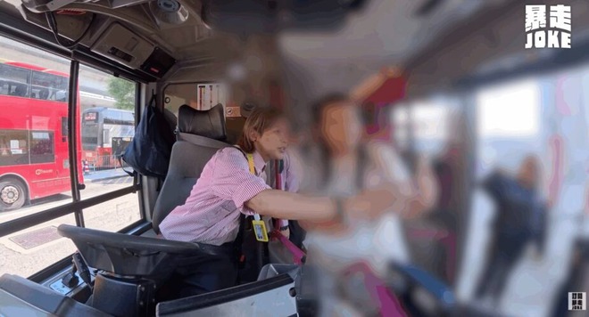 Sốc xỉu "bạn trai quốc dân" giờ tụt dốc nhan sắc thảm hại, lái xe buýt kiếm ăn từng bữa- Ảnh 4. Sốc xỉu "bạn trai quốc dân" giờ tụt dốc nhan sắc thảm hại, lái xe buýt kiếm ăn từng bữa- Ảnh 4.