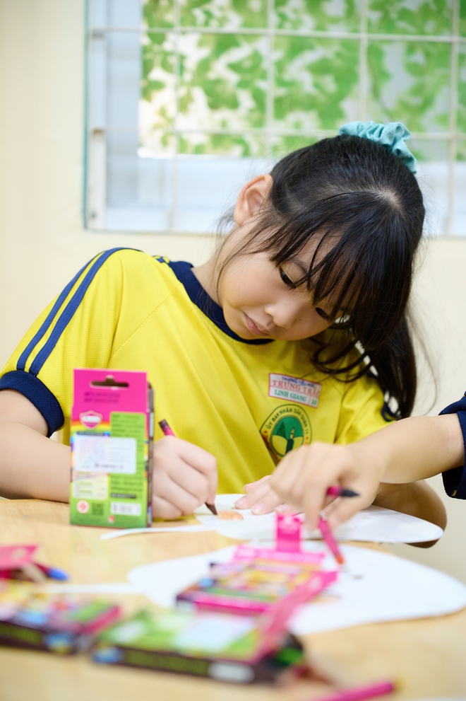 Học sinh lớp 5 TP.HCM hóa thân thành Dế Mèn: Gen Alpha sáng tạo cỡ này!- Ảnh 4. Học sinh lớp 5 TP.HCM hóa thân thành Dế Mèn: Gen Alpha sáng tạo cỡ này!- Ảnh 4.