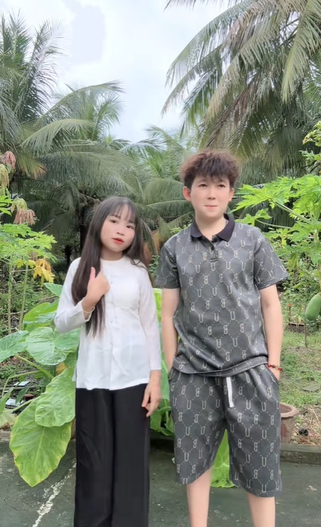 Cô gái Nghệ An cao 1m30 yêu chàng trai 1m40: Cuộc sống của "người tí hon" gây tò mò- Ảnh 1. Cô gái Nghệ An cao 1m30 yêu chàng trai 1m40: Cuộc sống của "người tí hon" gây tò mò- Ảnh 1.