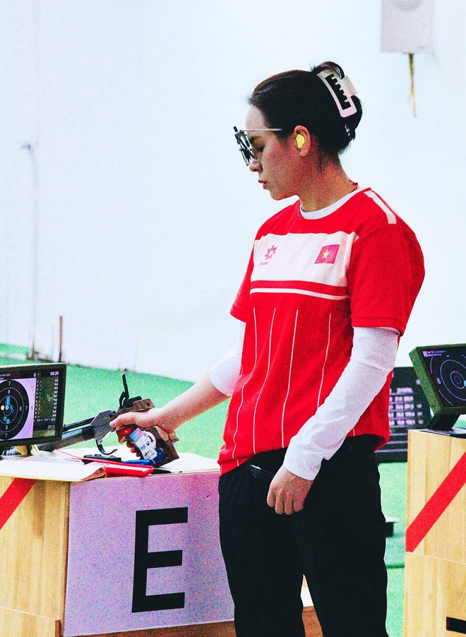 Đẳng cấp: Nữ xạ thủ xinh đẹp Trịnh Thu Vinh giành 2 HCV, phá 2 kỉ lục SEA Games chỉ trong 1 buổi sáng- Ảnh 8. Đẳng cấp: Nữ xạ thủ xinh đẹp Trịnh Thu Vinh giành 2 HCV, phá 2 kỉ lục SEA Games chỉ trong 1 buổi sáng- Ảnh 8.