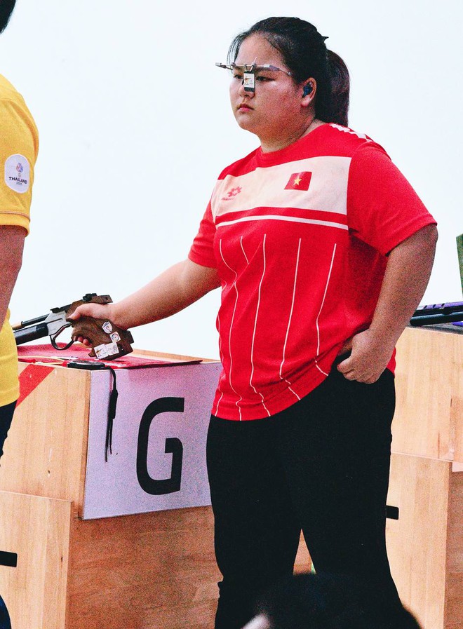 Đẳng cấp: Nữ xạ thủ xinh đẹp Trịnh Thu Vinh giành 2 HCV, phá 2 kỉ lục SEA Games chỉ trong 1 buổi sáng- Ảnh 6. Đẳng cấp: Nữ xạ thủ xinh đẹp Trịnh Thu Vinh giành 2 HCV, phá 2 kỉ lục SEA Games chỉ trong 1 buổi sáng- Ảnh 6.