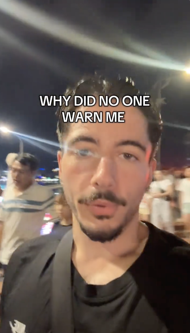 Khách Tây ướt sũng ở Đà Nẵng, khóc thét trách dân mạng "sao không cảnh báo"- Ảnh 2. Khách Tây ướt sũng ở Đà Nẵng, khóc thét trách dân mạng "sao không cảnh báo"- Ảnh 2.