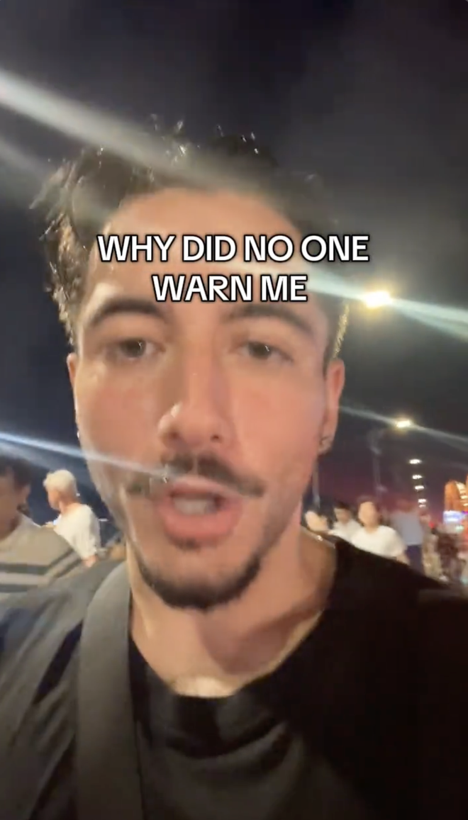 Khách Tây ướt sũng ở Đà Nẵng, khóc thét trách dân mạng "sao không cảnh báo"- Ảnh 1. Khách Tây ướt sũng ở Đà Nẵng, khóc thét trách dân mạng "sao không cảnh báo"- Ảnh 1.