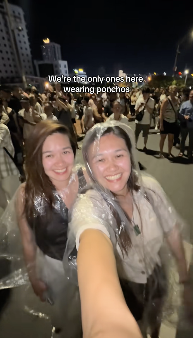 Khách Tây ướt sũng ở Đà Nẵng, khóc thét trách dân mạng "sao không cảnh báo"- Ảnh 4. Khách Tây ướt sũng ở Đà Nẵng, khóc thét trách dân mạng "sao không cảnh báo"- Ảnh 4.