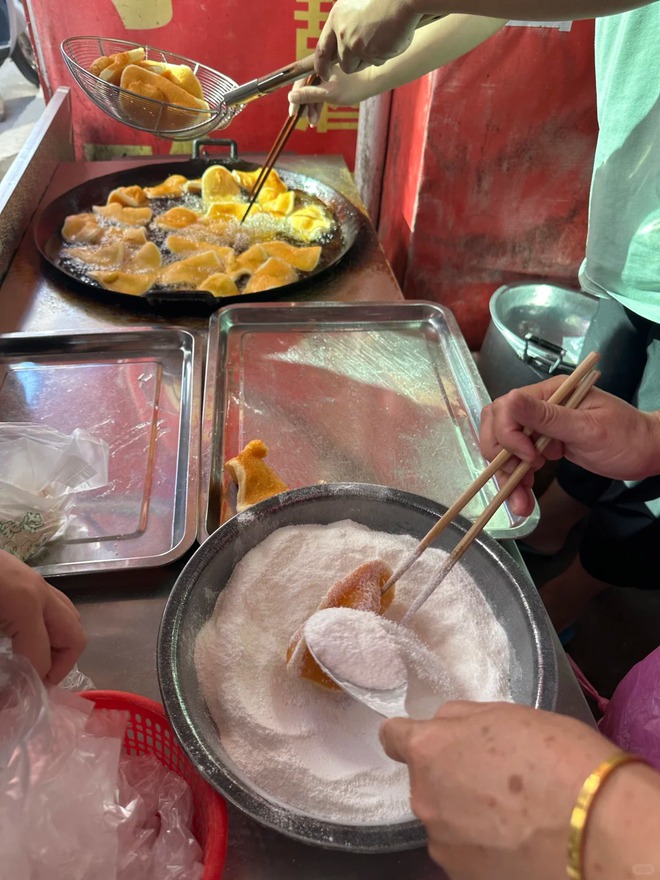 Chỉ 5.000 đồng/cái, món bánh "đế giày" giòn rụm, ngỡ ngàng khi biết nguyên liệu lại quen thuộc đến thế này!- Ảnh 4.