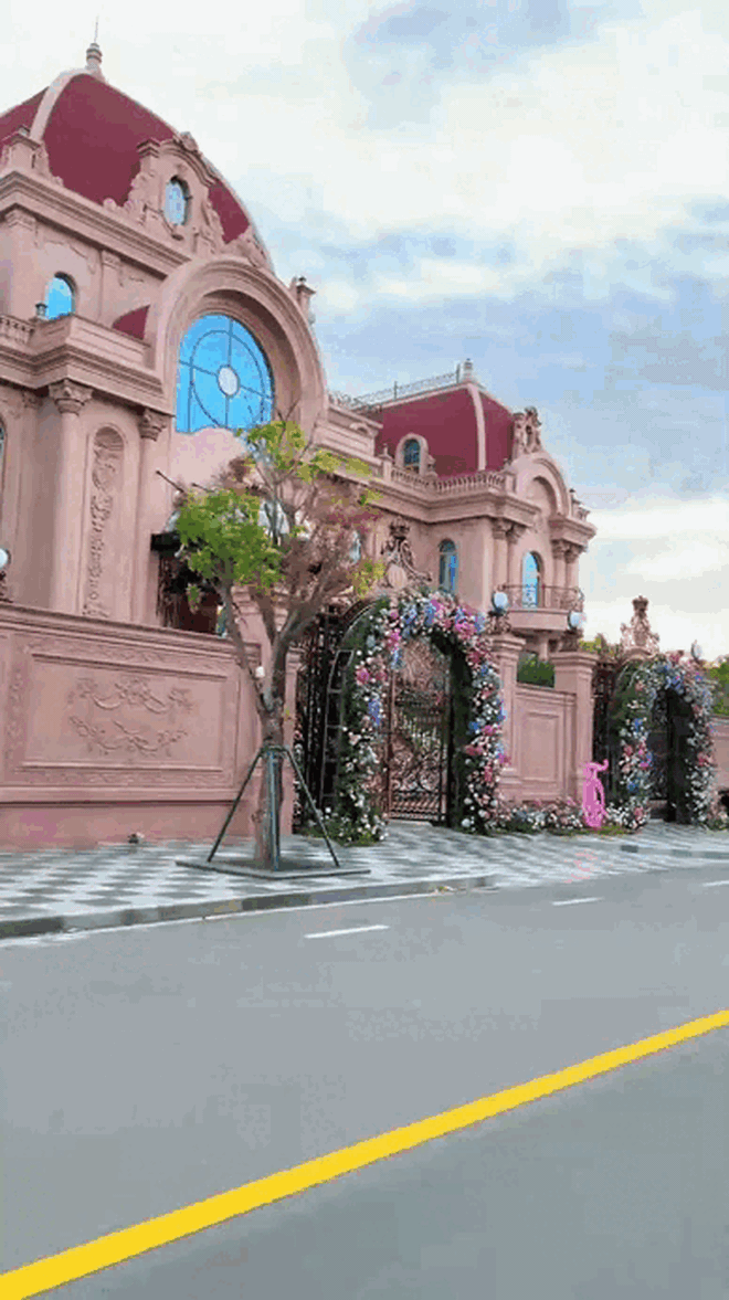 Đám cưới hé lộ dinh thự "khủng" nhất Phan Thiết - cô dâu là ái nữ tập đoàn nghìn tỷ kín tiếng nhất Việt Nam- Ảnh 5. Đám cưới hé lộ dinh thự "khủng" nhất Phan Thiết - cô dâu là ái nữ tập đoàn nghìn tỷ kín tiếng nhất Việt Nam- Ảnh 5.