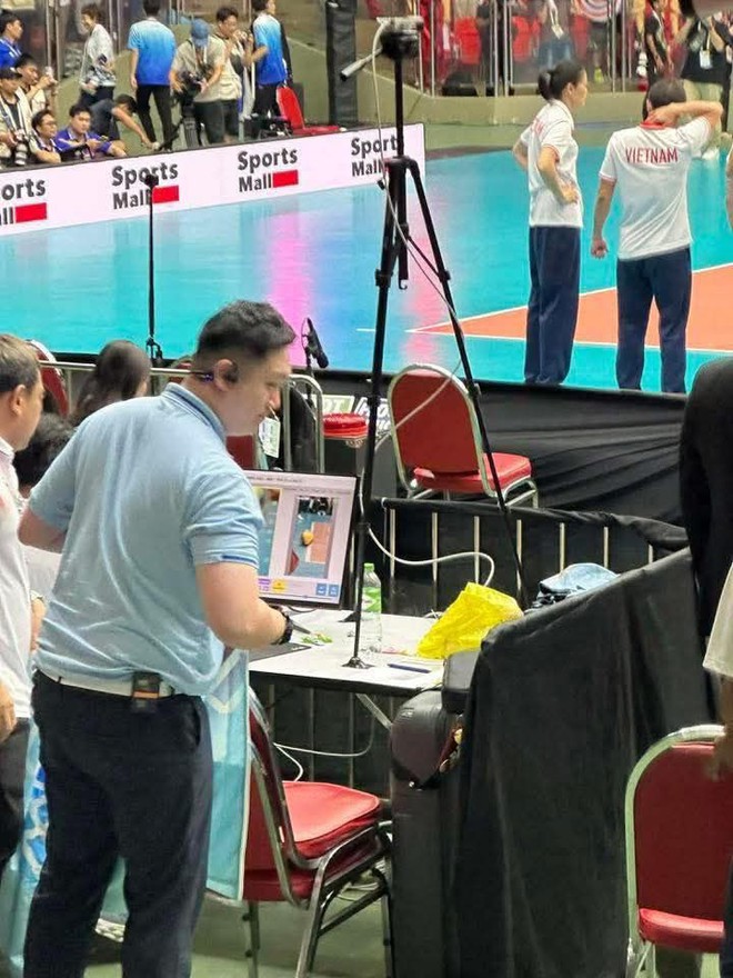 Cận cảnh pha bóng nghiệt ngã nhất SEA Games khiến bóng chuyền nữ Việt Nam mất HCV, netizen tranh cãi: Bóng trong hay ngoài?- Ảnh 2. Cận cảnh pha bóng nghiệt ngã nhất SEA Games khiến bóng chuyền nữ Việt Nam mất HCV, netizen tranh cãi: Bóng trong hay ngoài?- Ảnh 2.