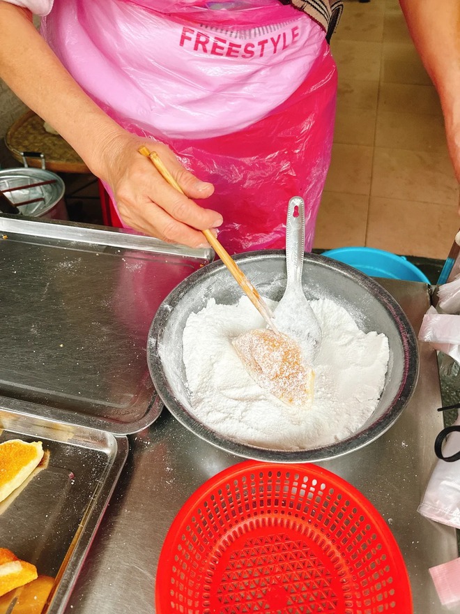 Chỉ 5.000 đồng/cái, món bánh "đế giày" giòn rụm, ngỡ ngàng khi biết nguyên liệu lại quen thuộc đến thế này!- Ảnh 3.