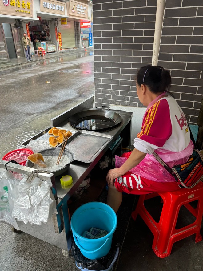 Chỉ 5.000 đồng/cái, món bánh "đế giày" giòn rụm, ngỡ ngàng khi biết nguyên liệu lại quen thuộc đến thế này!- Ảnh 2.