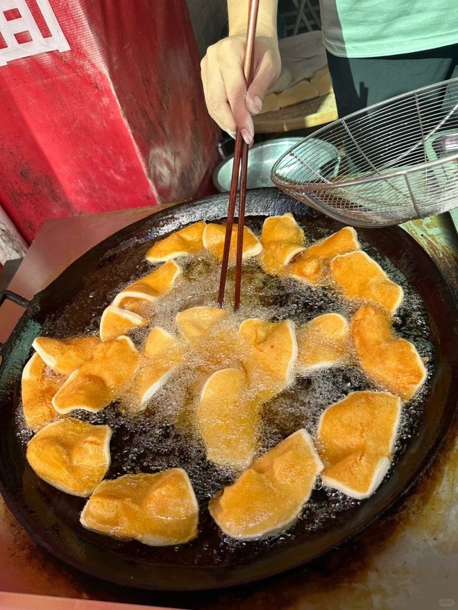 Chỉ 5.000 đồng/cái, món bánh "đế giày" giòn rụm, ngỡ ngàng khi biết nguyên liệu lại quen thuộc đến thế này!- Ảnh 5.