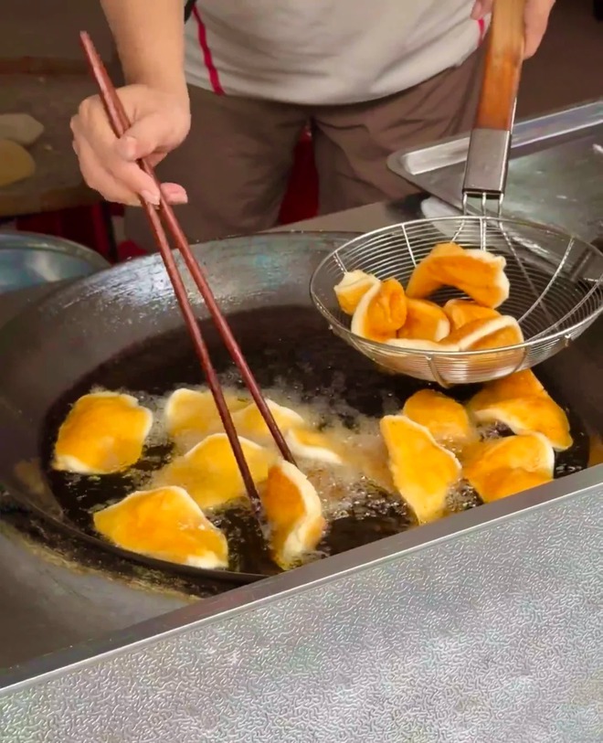 Chỉ 5.000 đồng/cái, món bánh "đế giày" giòn rụm, ngỡ ngàng khi biết nguyên liệu lại quen thuộc đến thế này!- Ảnh 8.