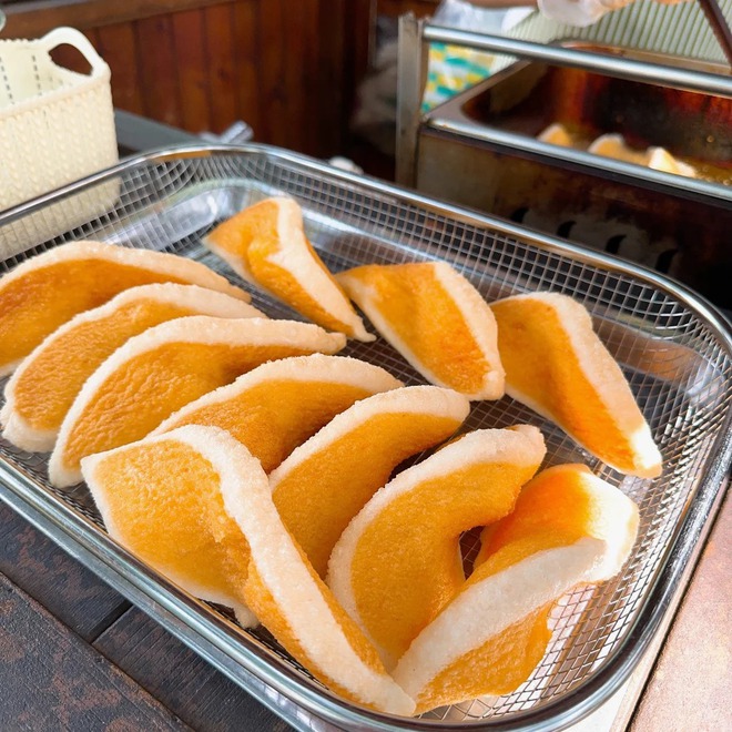 Chỉ 5.000 đồng/cái, món bánh "đế giày" giòn rụm, ngỡ ngàng khi biết nguyên liệu lại quen thuộc đến thế này!- Ảnh 11.