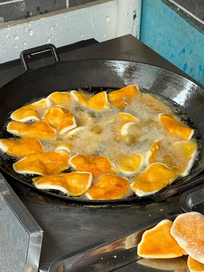 Chỉ 5.000 đồng/cái, món bánh "đế giày" giòn rụm, ngỡ ngàng khi biết nguyên liệu lại quen thuộc đến thế này!- Ảnh 7.