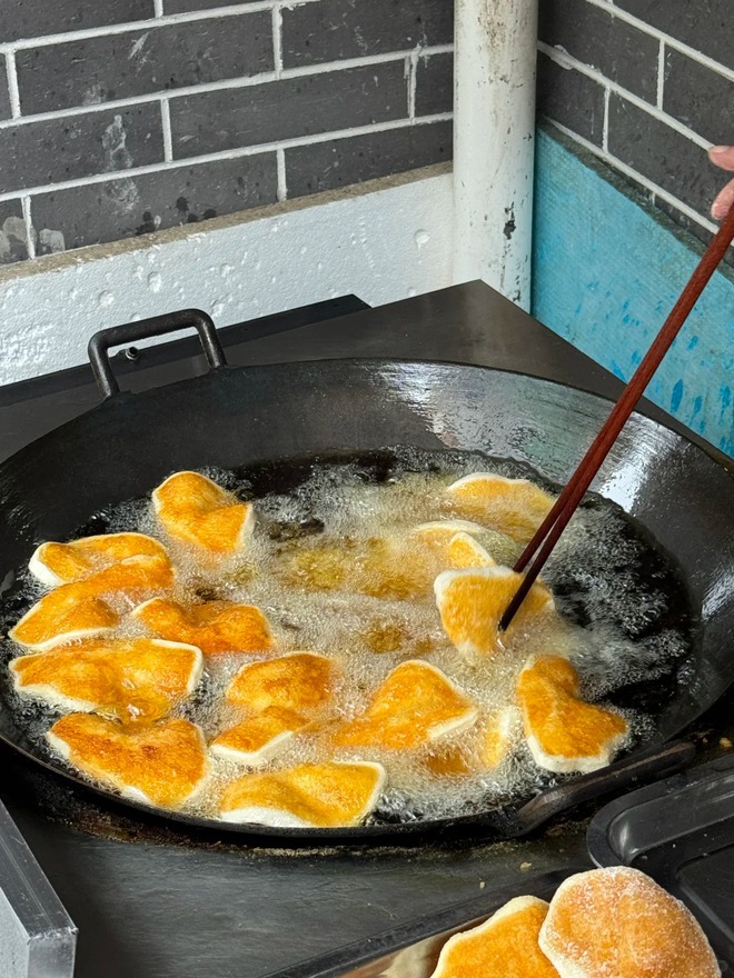 Chỉ 5.000 đồng/cái, món bánh "đế giày" giòn rụm, ngỡ ngàng khi biết nguyên liệu lại quen thuộc đến thế này!- Ảnh 6.