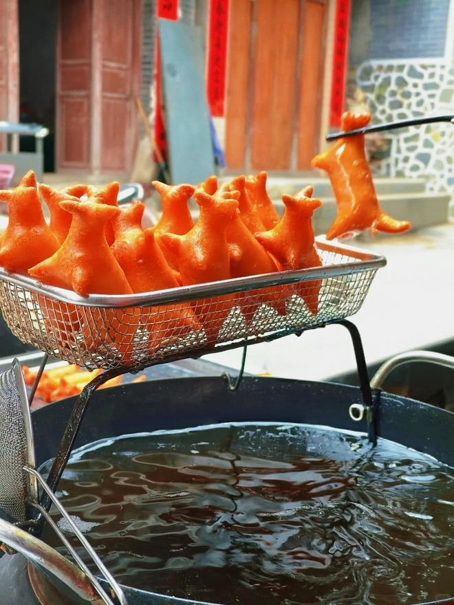 Chỉ 5.000 đồng/cái, món bánh "đế giày" giòn rụm, ngỡ ngàng khi biết nguyên liệu lại quen thuộc đến thế này!- Ảnh 14.