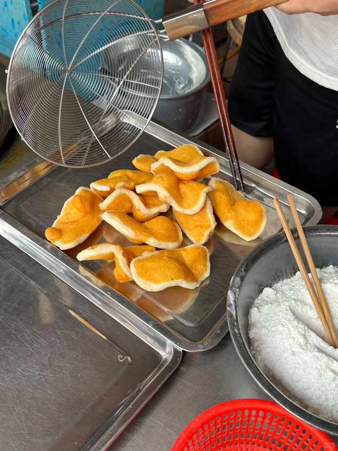 Chỉ 5.000 đồng/cái, món bánh "đế giày" giòn rụm, ngỡ ngàng khi biết nguyên liệu lại quen thuộc đến thế này!- Ảnh 10.