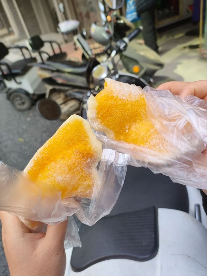 Chỉ 5.000 đồng/cái, món bánh "đế giày" giòn rụm, ngỡ ngàng khi biết nguyên liệu lại quen thuộc đến thế này!- Ảnh 12.