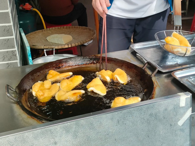 Chỉ 5.000 đồng/cái, món bánh "đế giày" giòn rụm, ngỡ ngàng khi biết nguyên liệu lại quen thuộc đến thế này!- Ảnh 13.