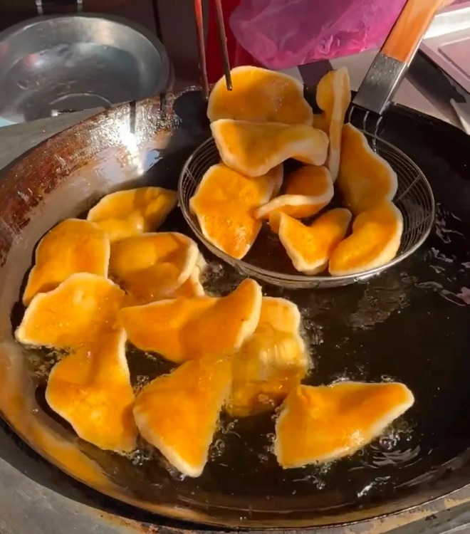 Chỉ 5.000 đồng/cái, món bánh "đế giày" giòn rụm, ngỡ ngàng khi biết nguyên liệu lại quen thuộc đến thế này!- Ảnh 9.