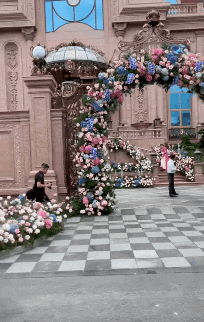 Đám cưới hé lộ dinh thự "khủng" nhất Phan Thiết - cô dâu là ái nữ tập đoàn nghìn tỷ kín tiếng nhất Việt Nam- Ảnh 4. Đám cưới hé lộ dinh thự "khủng" nhất Phan Thiết - cô dâu là ái nữ tập đoàn nghìn tỷ kín tiếng nhất Việt Nam- Ảnh 4.