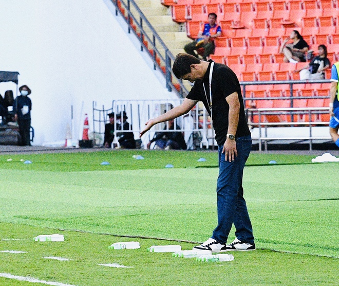 90 phút "căng như dây đàn" của HLV Kim Sang-sik rồi vỡ oà hạnh phúc, ăn mừng 3s đã vội nhắc cầu thủ 1 điều- Ảnh 5.