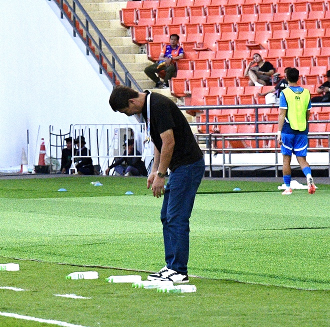 90 phút "căng như dây đàn" của HLV Kim Sang-sik rồi vỡ oà hạnh phúc, ăn mừng 3s đã vội nhắc cầu thủ 1 điều- Ảnh 9.