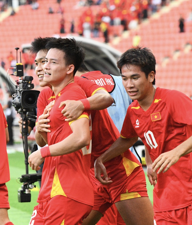 Nam thần 2k3 ăn mừng như Ronaldo, nói 1 câu cực ý nghĩa khi ghi bàn giúp U22 Việt Nam vào chung kết SEA Games- Ảnh 7.