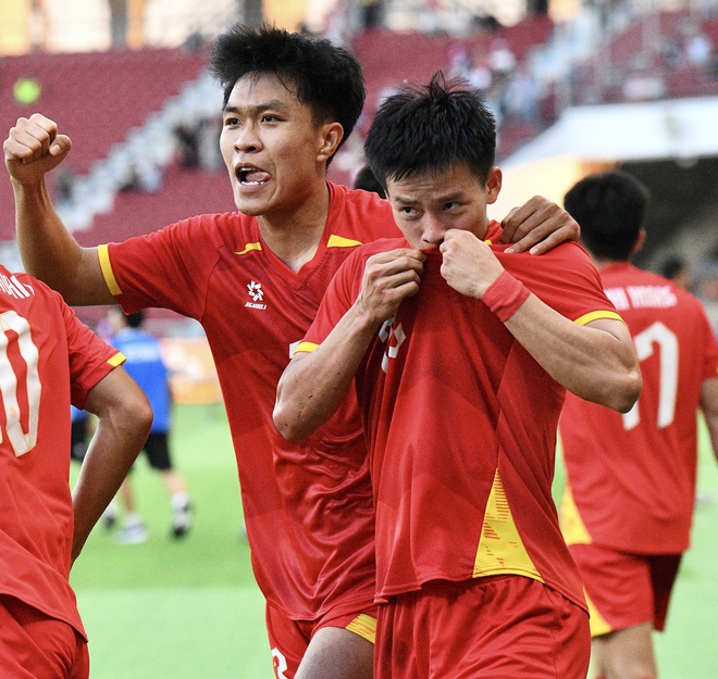 Nam thần 2k3 ăn mừng như Ronaldo, nói 1 câu cực ý nghĩa khi ghi bàn giúp U22 Việt Nam vào chung kết SEA Games- Ảnh 6.