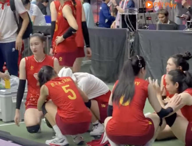 Nghiệt ngã: Bóng chuyền nữ Việt Nam mất HCV vào tay Thái Lan sau màn rượt đuổi tỉ số nghẹt thở ở chung kết SEAGames- Ảnh 9.