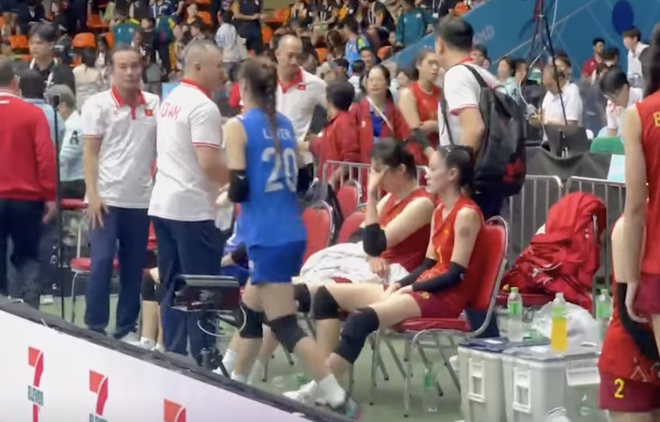 Nghiệt ngã: Bóng chuyền nữ Việt Nam mất HCV vào tay Thái Lan sau màn rượt đuổi tỉ số nghẹt thở ở chung kết SEAGames- Ảnh 8.