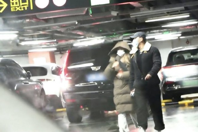 Lâu lắm mới "bắt gọn" anh sếp - nàng thơ gen Z bên nhau, 27 giây làm rõ tình cảm hiện tại- Ảnh 3. Lâu lắm mới "bắt gọn" anh sếp - nàng thơ gen Z bên nhau, 27 giây làm rõ tình cảm hiện tại- Ảnh 3.