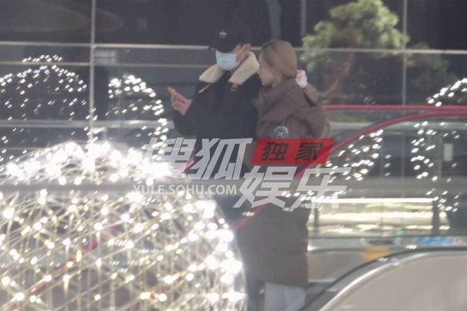 Lâu lắm mới "bắt gọn" anh sếp - nàng thơ gen Z bên nhau, 27 giây làm rõ tình cảm hiện tại- Ảnh 6. Lâu lắm mới "bắt gọn" anh sếp - nàng thơ gen Z bên nhau, 27 giây làm rõ tình cảm hiện tại- Ảnh 6.