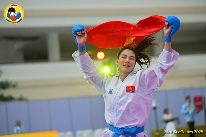 Nữ võ sĩ Việt Nam đời thường xinh đẹp ngất ngây, "lên sàn" tung cú đấm giành luôn 2 HCV SEA Games- Ảnh 4. Nữ võ sĩ Việt Nam đời thường xinh đẹp ngất ngây, "lên sàn" tung cú đấm giành luôn 2 HCV SEA Games- Ảnh 4.